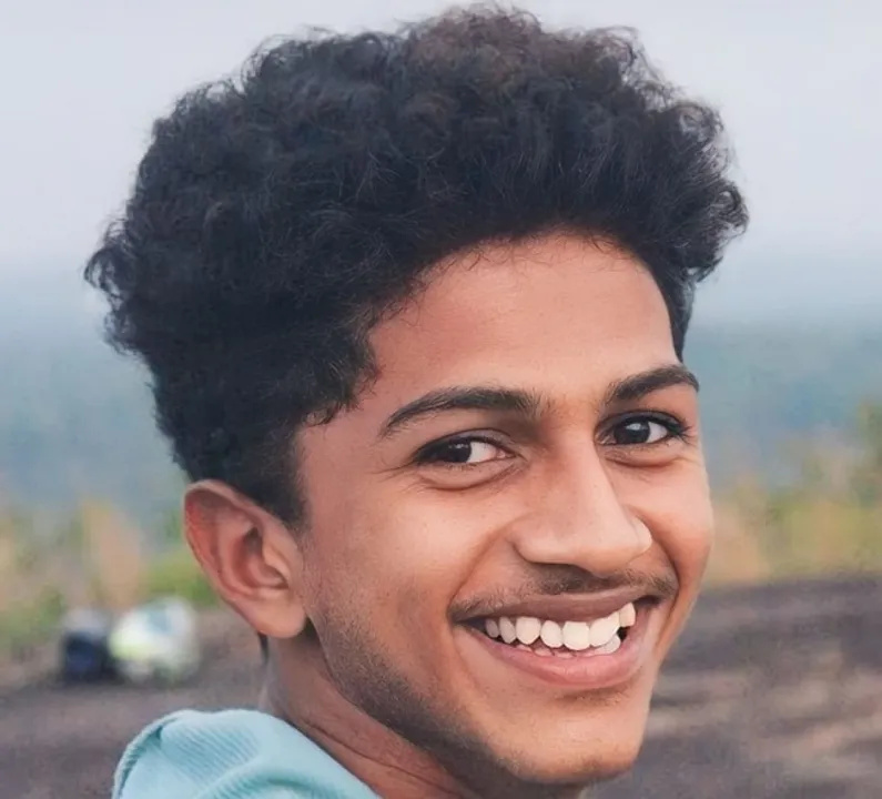 "കാല് ഇതുപോലെ ഫുട്‌ബോള്‍ കളിക്കുന്ന ഒരു കൊച്ചിന് കൊടുക്കണമെന്ന് സാരംഗിന്റെ ആഗ്രഹമായിരുന്നു, ഇന്ത്യയില്‍ ആ ഓപ്പറേഷന്‍ വിജയിച്ചിട്ടില്ല, കൈ കൊടുത്ത് കഴിഞ്ഞാൽ മോനെ ഇതേപോലെ കെട്ടിപ്പിടിക്കുകയും ഉമ്മ വയ്ക്കുകയും മോന്‍ കഴിക്കുന്ന ആഹാരങ്ങള്‍  അവനിലൂടെ കൊടുക്കാനും കഴിയും, എന്റെ മോന്‍ മരിച്ചിട്ടില്ല, പത്ത് പേരിലൂടെ  ജീവിക്കുകയാണ്, ഈ കൈ വയ്ക്കുന്ന കുഞ്ഞ് എന്നെങ്കിലും ഞങ്ങളെ കാണാന്‍ വരികയോ, ഞങ്ങള്‍ ചെന്ന് കാണുകയോ ചെയ്യും, ആഹാരം കൊടുക്കണം, ഉമ്മ വയ്ക്കണം, കെട്ടിപ്പിടിക്കണം"