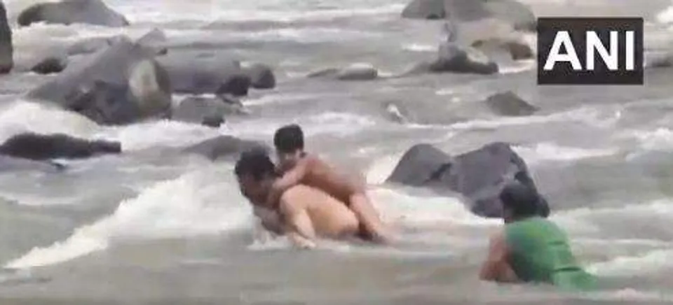 കുതിച്ചുപായുന്ന ഝലം നദി; കുട്ടിയെ രക്ഷപ്പെടുത്തി പൊലീസ് ഓഫീസറും ബിഎസ്എഫ് ജവാന്‍മാരും- വീഡിയോ