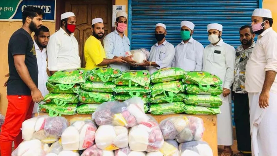 തണലേകിയവർക്ക് തണലായി നിന്ന് സാന്ത്വനം പൂത്തപ്പലം 30 പ്രവാസീ കുടുംബങ്ങൾക്കാണ് ഭക്ഷ്യ വസ്തുക്കളടങ്ങിയ കിറ്റ് എത്തിച്ചു കൊടുത്തത്