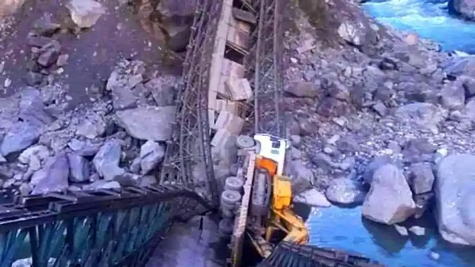 ഉത്തരാഖണ്ഡില്‍ പാലം തകര്‍ന്ന് ട്രക്ക് താഴേക്ക് പതിച്ചു; രണ്ടു പേര്‍ക്ക് പരിക്ക്; വീഡിയോ പ്രചരിക്കുന്നു