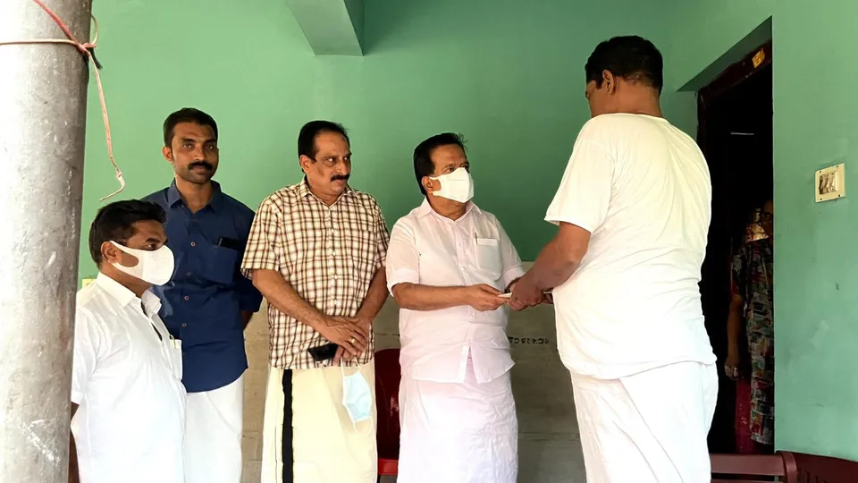 ആലപ്പുഴ ജില്ലാ പ്രവാസി അസോസിയേഷൻ, കുവൈറ്റ്‌ (എ.ജെ.പി.എ.കെ) ചികിത്സ സഹായം മുൻ പ്രതിപക്ഷ നേതാവ് രമേശ്‌ ചെന്നിത്തല കൈമാറി
