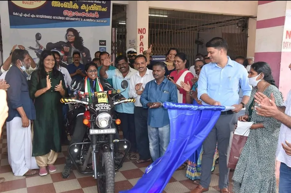 ഇത് ആകാശവാണി കൊച്ചി എഫ്.എം. റെയിൻബോ; ആർ. ജെ. അംബികകൃഷ്ണ ദീർഘദൂര യാത്രയിലാണ്..
