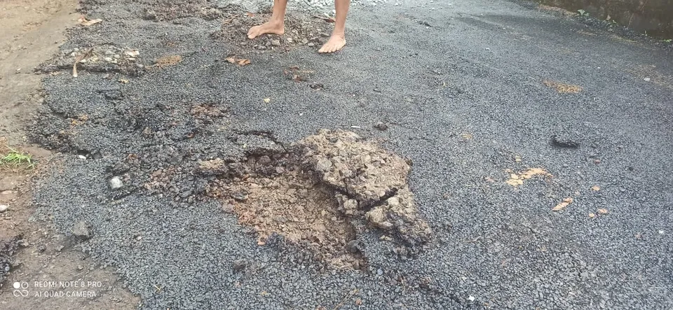 പതിനഞ്ച് ദിവസം മുൻപ് ടാർ ചെയ്ത മുളക്കുളം പഞ്ചായത്ത് ഓഫീസിന് മുൻവശമുള്ള റോഡ് ഒറ്റമഴയിൽ ഒഴുകിപ്പോയി !