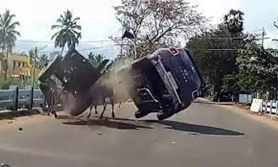 കാളവണ്ടിയിൽ ഇടിച്ച് മറിഞ്ഞ ഹ്യൂണ്ടായ് വെന്യുവിന്റെ ദൃശ്യങ്ങൾ വൈറൽ