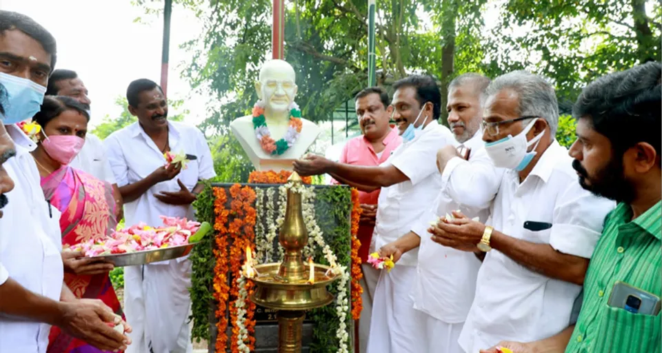 മഹാത്മാ ഗാന്ധിയുടെ 152-ാം ജൻമദിനത്തോടനുബന്ധിച്ച് കോൺഗ്രസ് മലമ്പുഴ മണ്ഡലം കമ്മിറ്റിയുടെ നേതൃത്വത്തിൽ മന്തക്കാട് ഗാന്ധി സ്തൂപത്തിൽ പുഷ്പാർച്ചനയും ഗാന്ധി സ്‌മൃതി സംഗമവും നടത്തി