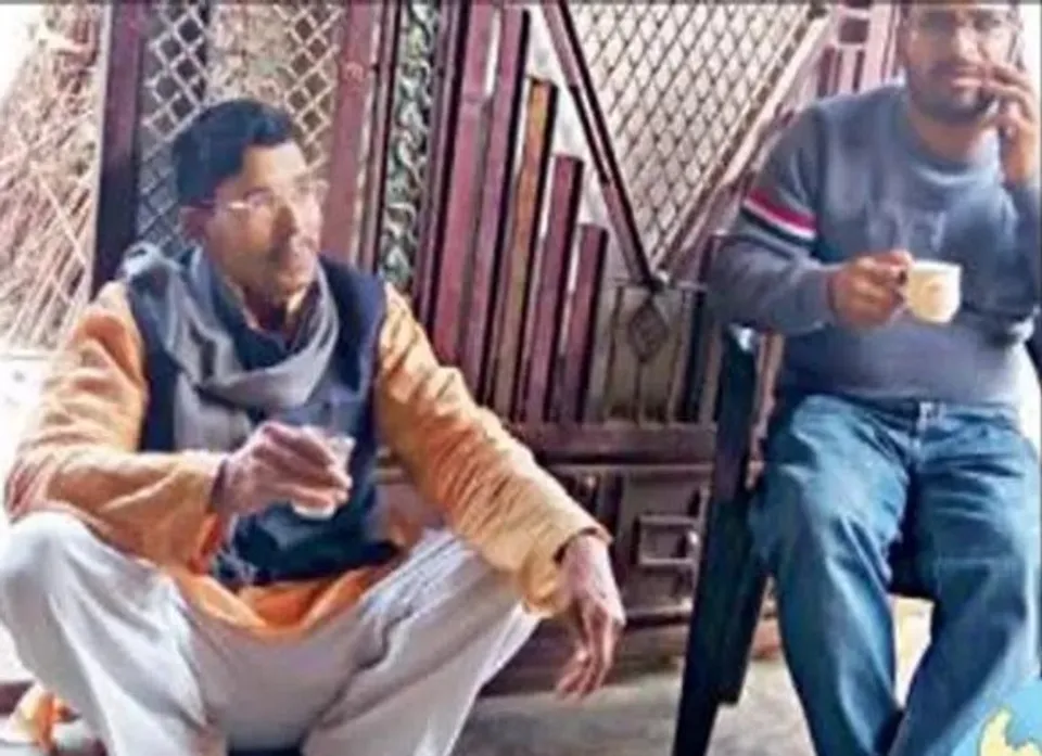 ഠാക്കൂര്‍ മേധാവിത്വം കൊടുമ്പിരികൊള്ളുമ്പോള്‍ ദളിതരുടെ ജീവിതം നരകതുല്യം  ഹത്രാസിലെ എം.പി യ്ക്കു പോലും ജാതിവിവേചനത്തില്‍ നിന്നും രക്ഷയില്ല; സവര്‍ണ്ണജാതിക്കാരുടെ വീട്ടില്‍ എം.പി രജുവീര്‍ സിംഗ് ഡേലറിന് തറയില്‍ ഇരുന്ന് ഭക്ഷണം കഴിക്കണം,