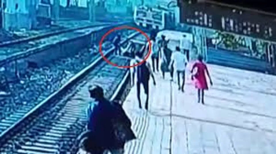 റെയില്‍വേ പ്ലാറ്റ്‌ഫോമിലൂടെ നടക്കുമ്പോള്‍ തലകറങ്ങി ട്രാക്കിലേക്ക്; ജീവന്‍ പണയം വച്ച് ഓടിയെത്തി രക്ഷിച്ച് വനിതാ സുരക്ഷാ ഉദ്യോഗസ്ഥ; കൈയ്യടിച്ച് സോഷ്യല്‍ മീഡിയ, വീഡിയോ കാണാം