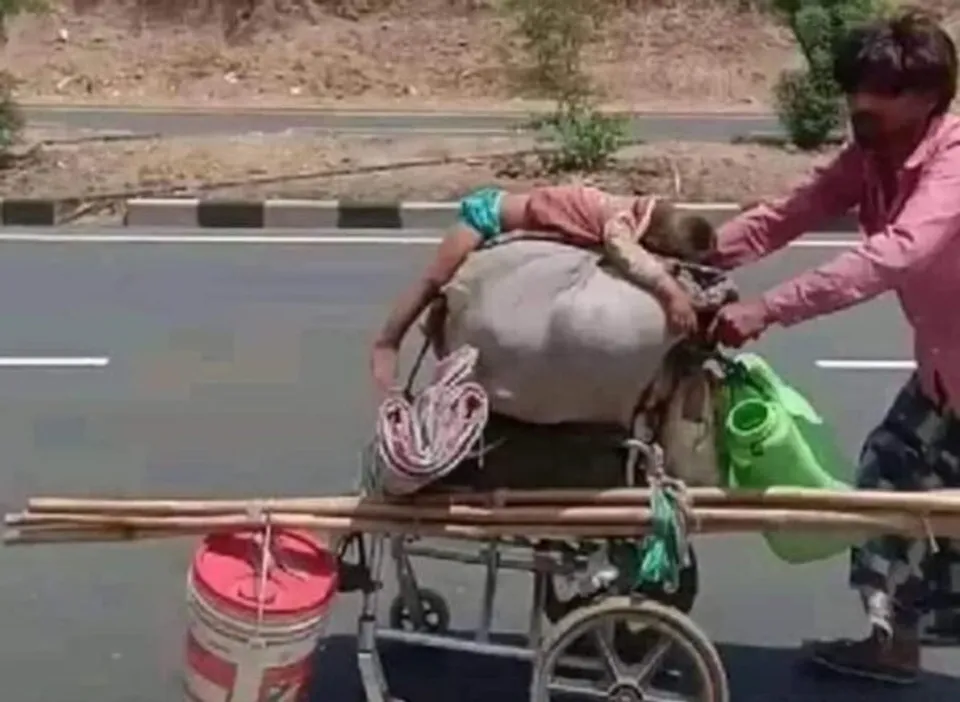 എവിടെ നോക്കിയാലും യാത്രകള്‍ ! ഹിമാലയം താണ്ടുന്നവര്‍ മുതല്‍ ഒറ്റയ്ക്കൊരു പെണ്‍കുട്ടി അയ്യായിരം കി. മീറ്റര്‍ ബുള്ളറ്റില്‍ കറങ്ങുന്നതുവരെ, കാറോടിച്ച് അഞ്ചും പത്തും രാജ്യങ്ങള്‍ താണ്ടുന്നവര്‍, തായലന്റും മക്കാവും ഫുക്കറ്റും മലേഷ്യയും പോകുന്നത് തൃശൂര്‍ പൂരത്തിന് പോകുന്ന ലാഘവത്തോടെ ? പിന്നെ പെന്‍ഷന്‍കാരുടെ ജറുസലേം യാത്രകളും. ഒടുവിലീ യാത്രകളൊക്കെ പലായനങ്ങളിലവസാനിക്കുമ്പോള്‍ ! എന്നാലും ഇങ്ങനെയുണ്ടോ ഒരു കൂട്ട പലായനം ?