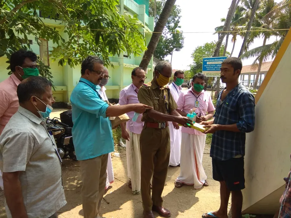 അലർട്ട് കൊടുങ്ങല്ലൂർ അതിഥി തൊഴിലാളികൾക്ക് കോവിഡ് 19 പ്രതിരോധ ഉപകരണങ്ങൾ വിതരണം ചെയ്തു