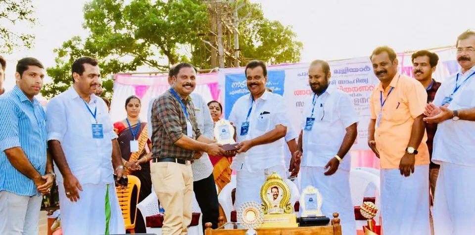 ബി. അഷറഫിന് പുഞ്ചിരി ക്ലബ്ബിന്റെ ആദരം