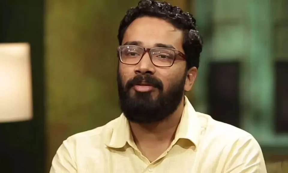 ആലപ്പുഴ ജില്ലാ കളക്ടറായി ചുമതലയേറ്റ ശ്രീറാം വെങ്കിട്ടരാമന്‍ വിമര്‍ശനശരങ്ങളെ ഭയന്ന് ആലപ്പുഴ കളക്ടറുടെ ഔദ്യോഗിക ഫേസ്ബുക്ക് അക്കൗണ്ടിന്റെ കമന്റ് ബോക്സ് ഓഫ് ചെയതുകൊണ്ടാണ് പ്രതിരോധം തീര്‍ത്തിരിക്കുന്നത്. എത്രകാലം കമന്റ് ബോക്‌സ് പൂട്ടിവെക്കാന്‍ പറ്റും ?