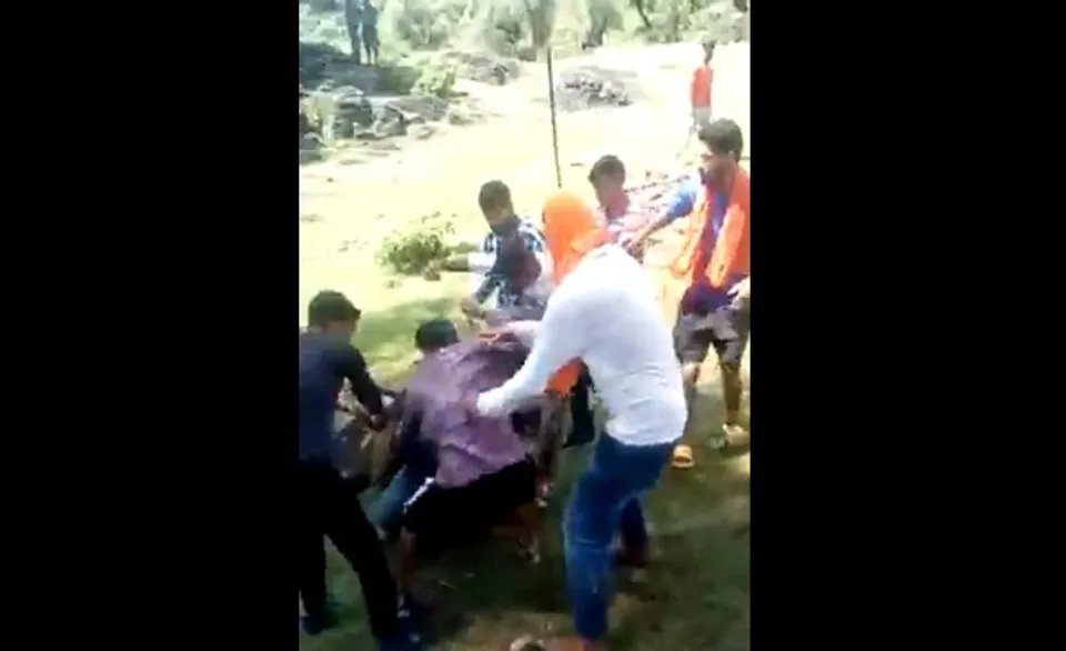 പശുക്കളെ പുല്‍മേട്ടില്‍ നിന്ന് മകന്‍ ഓടിച്ചുവിട്ടു; ജമ്മു കാശ്മീരില്‍ 48കാരന് ഗോസംരക്ഷകരുടെ ക്രൂരമര്‍ദ്ദനം; ദൃശ്യങ്ങള്‍ പുറത്ത്‌