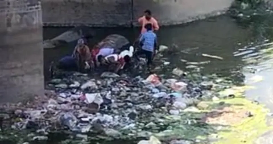 അഴുക്കുചാലിലൂടെ ഒഴുകി നോട്ടുക്കെട്ടുകള്‍; തപ്പാനിറങ്ങി നാട്ടുകാര്‍-വീഡിയോ