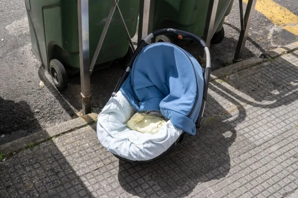 ബീജ ദാതാവ് ചതിച്ചു; പ്രസവിച്ച കുഞ്ഞിനെ ദത്ത് നല്‍കാന്‍ തീരുമാനിച്ച് യുവതി