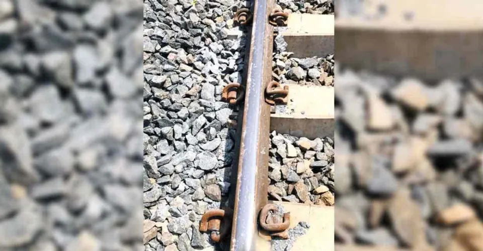 വളപട്ടണം റെയിൽവേ പാലത്തിനു സമീപം ട്രാക്കിൽ കരിങ്കല്ല് കയറ്റിവച്ചു ട്രെയിൻ അപകടപ്പെടുത്താൻ നീക്കം; രാത്രി 9.30ന് കടന്നുപോയ മലബാർ എക്സ്പ്രസ് ട്രാക്കിനു മുകളിലെ കരിങ്കൽച്ചീളുകൾ തട്ടിത്തെറിപ്പിച്ചു കടന്നു പോയി