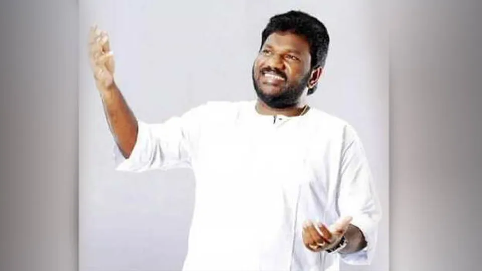 ഒറ്റപ്പാലത്തുകാരൻ സ്റ്റീഫന്‍ ദേവസിക്കൊപ്പം പങ്കെടുക്കാം, പത്തനംതിട്ടക്കാരൻ പന്തളം ബാലനുള്ളപ്പോൾ വരില്ല, എന്താണ് പ്രശ്‌നം? എന്റെ നിറമാണ് പ്രശ്‌നം, എന്റെ ജാതിയാണ് പ്രശ്‌നം, എന്താ എനിക്ക് വാലില്ല, എത്ര വലിയ കലക്ടറായാലും ശരി, കലാകാരനാണ് മുന്നില്‍; തന്റെ പരിപാടിയില്‍ പങ്കെടുക്കാതിരുന്ന കലക്ടര്‍ ദിവ്യ എസ്. അയ്യര്‍ക്കെതിരേ ആഞ്ഞടിച്ച് പന്തളം ബാലന്‍