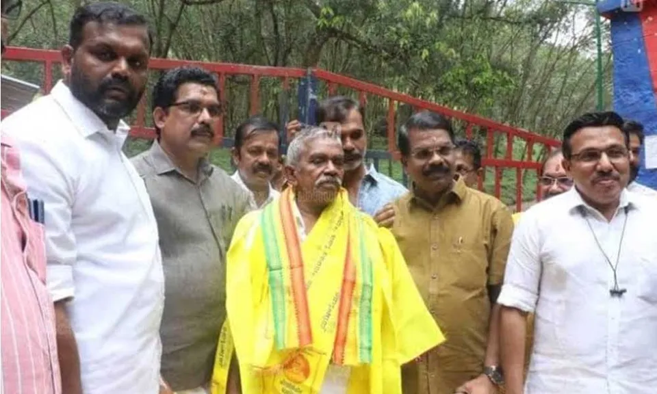 31 പേരുടെ മരണത്തിനിടയാക്കി ജയിലിലായി പുറത്തിറങ്ങിയ കുപ്രസിദ്ധ കള്ളുകച്ചവടക്കാരന് ഷാള്‍ അണിയിച്ച് ജയിലിനു പുറത്ത് സ്വീകരണം; അതും ശ്രീനാരായണ ഗുരുവിന്‍റെ ചിത്രമുള്ള ഷാള്‍ അണിയിച്ച്. വേണമായിരുന്നോ ഇത് ?