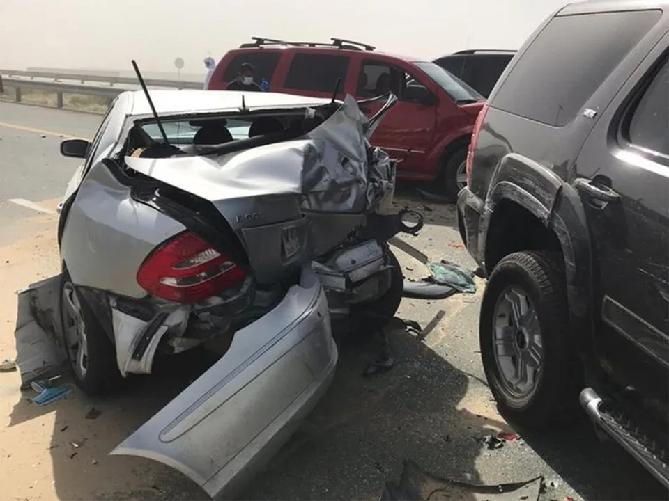 യുഎഇയില്‍ 13 വാഹനങ്ങള്‍ നിരനിരയായി കൂട്ടിയിടിച്ചു; മൂന്ന് പേര്‍ക്ക് പരിക്ക്; നിയമങ്ങള്‍ കര്‍ശനമായി പാലിക്കണമെന്ന് ഡ്രൈവര്‍മാരോട് പൊലീസ്‌