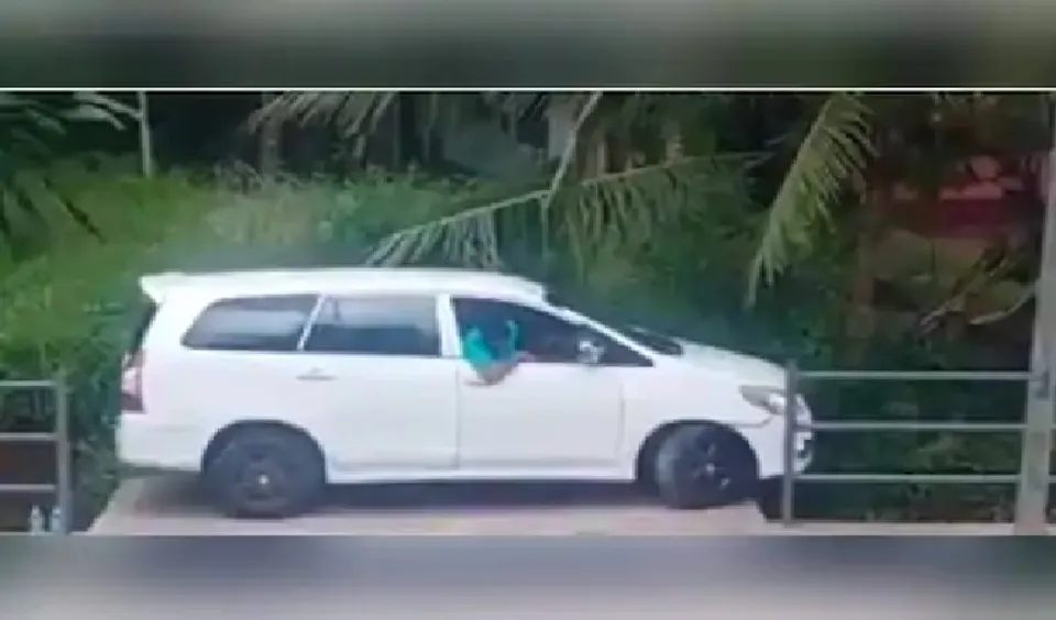 മുന്നോട്ടോ പിന്നോട്ടോ നീങ്ങിയാൽ കാർ താഴ്ചയിലേക്ക് വീഴാൻ സാധ്യത, ചങ്കിടിപ്പ് കൂട്ടിയ ഡ്രൈവറും; വീഡിയോ വൈറൽ