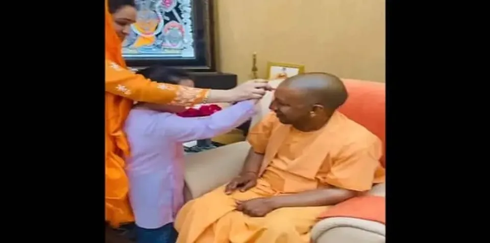 യോഗിക്ക് തിലകം ചാര്‍ത്തി മുലായത്തിന്റെ ചെറുമകള്‍; യോഗി സർക്കാരിന്‍റെ സത്യപ്രതിജ്ഞ ഹോളിക്ക് മുമ്പ്; ചര്‍ച്ചകള്‍ക്കായി യോഗി ഡല്‍ഹിക്ക്‌