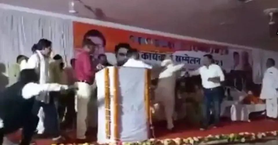 ടിഎസ് സിംഗ് ഡിയോയ്ക്ക് വേണ്ടി മുഖ്യമന്ത്രി ഭൂപേഷ് ബാഘേൽ സ്ഥാനം ഒഴിഞ്ഞു കൊടുക്കണം എന്ന് മുന്‍ ജില്ലാ പ്രസിഡന്റ്‌; ഛത്തീഗഢിലെ കോൺഗ്രസ് പരിപാടിയിൽ കൂട്ടത്തല്ല്-വീഡിയോ