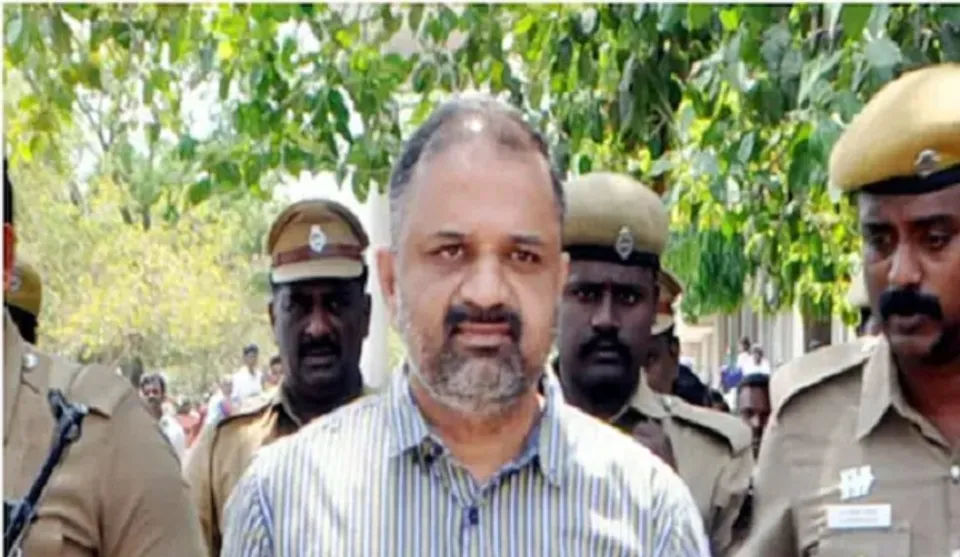 പേരറിവാളൻ ഒരു എൽ.ടി.ടി.ഇ അനുഭാവിയും, രാജീവ് ഗാന്ധിയെയും, മറ്റു 14 പേരെയും അതിദാരുണമായി കൊന്ന കുറ്റത്തിന് ജീവപര്യന്തം തടവ് ശിക്ഷ അനുഭവിച്ച കൊലക്കേസ് പ്രതിയുമാണ്‌! വീരപരിവേഷം നൽകാൻ ദേശ സ്‌നേഹത്തിനു കീർത്തി പത്രം ലഭിച്ച ആളല്ല