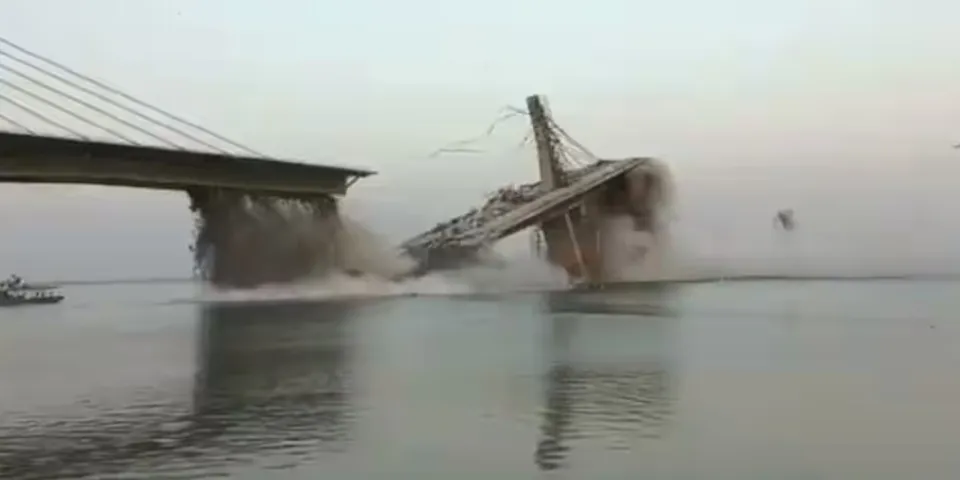 ഒഴിവായത് വൻ ദുരന്തം ; നിർമ്മാണത്തിലിരിക്കുന്ന പാലം നദിയിലേക്ക് തകർന്നു വീണു