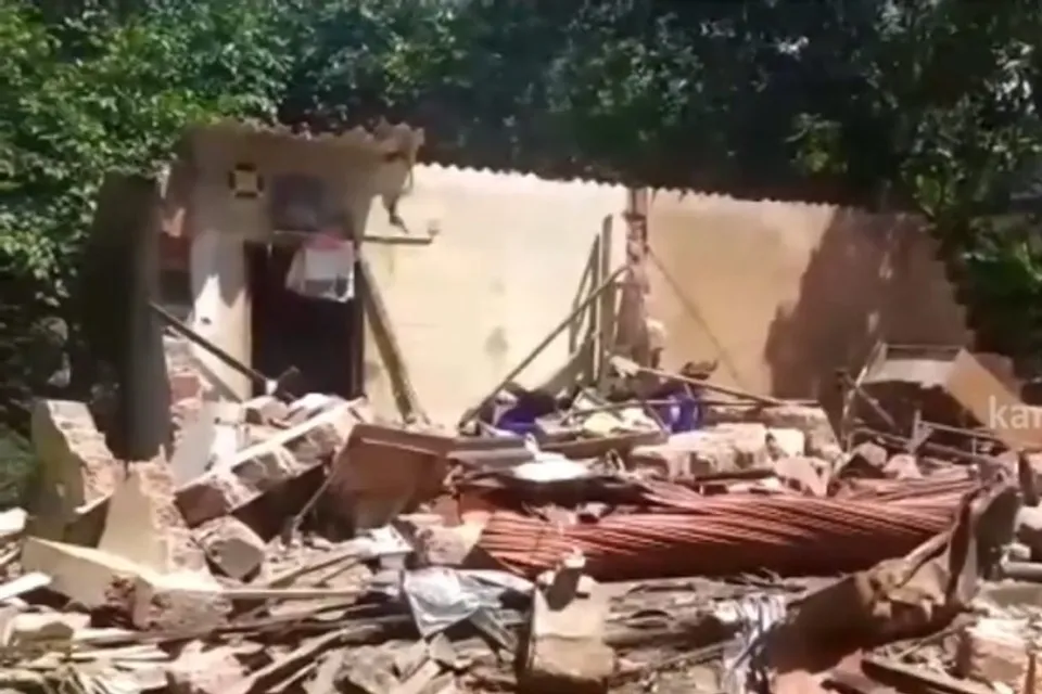 അഞ്ച് വിവാഹ ആലോചനകൾ മുടക്കി ; ജെ സി ബി ഉപയോഗിച്ച് അയൽവാസിയുടെ കട തകർത്ത് യുവാവിന്റെ പ്രതികാരം, കണ്ണൂരില്‍ നടന്നത്‌