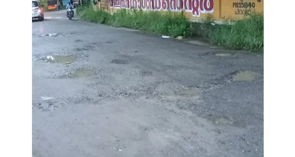 കൊടുവായൂർ പെരുവെമ്പ് റോഡ് കുണ്ടും കുഴിയുമായിട്ട് നാളുകളേറെ... റോഡ് എത്രയും വേഗം നന്നാക്കി യാത്രേക്ലേശം പരിഹരിക്കണമെന്ന പൊതുജനങ്ങളുടെ ആവശ്യം ശക്തം