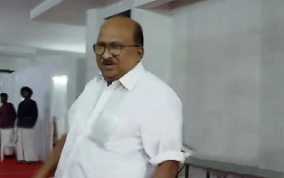 കയ്യടിച്ചു സ്വീകരിച്ച സഖാക്കളും കെ വി തോമസിനെ കയ്യൊഴിഞ്ഞോ ? ഇന്നലെ തൃക്കാക്കരയിലെ തെരഞ്ഞെടുപ്പ് കമ്മറ്റി ഓഫീസിലെത്തിയ കെവി തോമസിനെ സ്വീകരിക്കാന്‍ ആരുമില്ല ! പ്രാദേശിക നേതാക്കള്‍ പോലും ഗൗനിക്കാതായതോടെ ഒറ്റയ്ക്ക് ഇരുന്നശേഷം തോമസ് മടങ്ങി. മുഖ്യമന്ത്രിയുടെ സാന്നിധ്യത്തില്‍ 'സഖാവ' വിളികളോടെ സ്വീകരിച്ചവരും തോമസിനെ തള്ളിക്കളയുന്നുവോ ? കൂടെ നിന്ന പേഴ്സ്ണൽ സ്റ്റാഫ് അംഗങ്ങൾ പോലും തോമസിനെ തള്ളി കളഞ്ഞോ ?