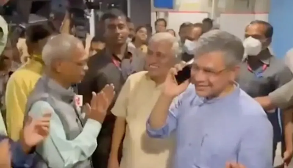 അഭിമാനനേട്ടത്തില്‍ രാജ്യം! ഇന്ത്യയിലെ ആദ്യത്തെ 5ജി ഓഡിയോ & വീഡിയോ കോള്‍ മദ്രാസ് ഐഐടിയില്‍ വിജയകരമായി പരീക്ഷിച്ചു; സാങ്കേതികവിദ്യ ഉപയോഗിച്ച് ഇന്ത്യയ്ക്ക് ലോകത്തെ ജയിക്കേണ്ടതുണ്ടെന്ന് കേന്ദ്രമന്ത്രി അശ്വിനി വൈഷ്ണവ്-വീഡിയോ