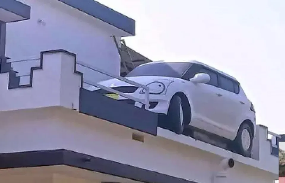 വീടിന്റെ ടെറസില്‍ പാര്‍ക്ക് ചെയ്‌തൊരു കാര്‍ ; സംഭവം എന്താണെന്നറിയണ്ടേ..