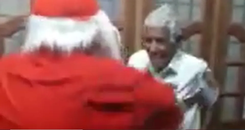 ക്രിസ്മസ് പാപ്പയെ ആവേശത്തിൽ തോൽപ്പിച്ച് 'ഗ്രാൻഡ് പാ': സാമൂഹ്യ മാധ്യമങ്ങളിൽ വൈറലായി കരോൾ വീഡിയോ