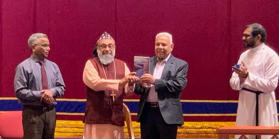 ടോം ലാത്തറയുടെ കവിതാ സമാഹാരം "ലവ് ലൈക് എ റിവർ" ഡോ. യൂയാക്കിം മാർ കൂറിലോസ് സഫ്രഗൻ മെത്രാപ്പോലീത്ത ചിക്കാഗോയില്‍ പ്രകാശനം ചെയ്തു