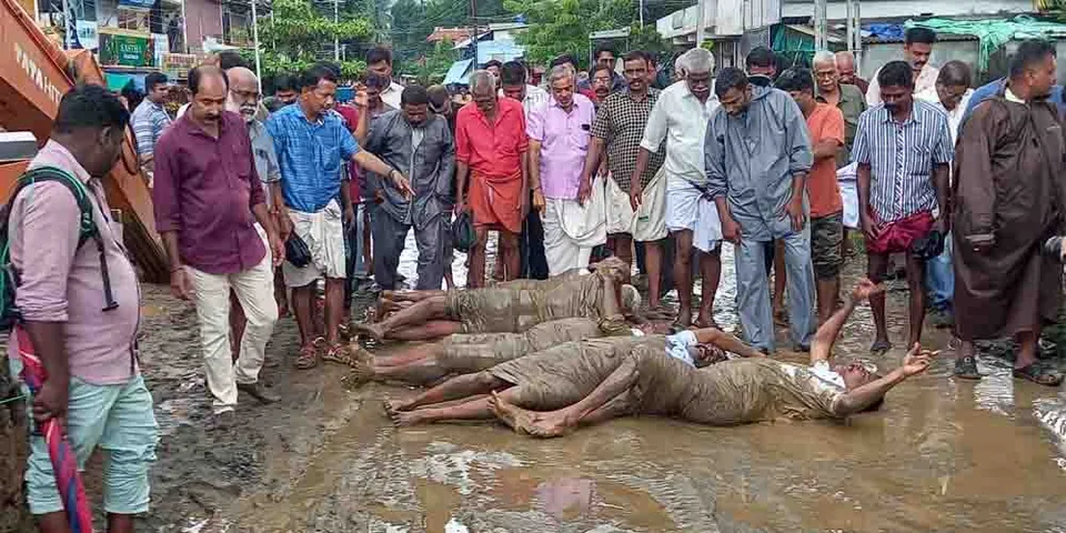 നടക്കാവ് മേൽപ്പാലം: വിവിധ ആവശ്യങ്ങൾ ഉന്നയിച്ച് ചെളിയിലുരുണ്ട് ആക്ഷൻ കൗൺസിൽ പ്രതിഷേധിച്ചു