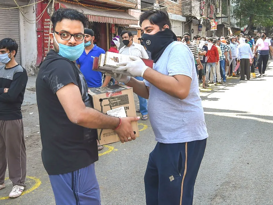 ഒരു കുപ്പി വാറ്റുചാരായത്തിന് 2000 രൂപവരെ ? അതില്‍ ലാഭക്കൊതി മൂത്താല്‍ പിന്നെ പിടിച്ചാല്‍ കിട്ടില്ല. വ്യാജനേക്കാള്‍ നല്ലതല്ലേ ഒര്‍ജിനല്‍ മദ്യം. അത് വിലകൂട്ടാതെ തന്നെ ജനങ്ങളുടെ കൈകളില്‍ എത്തിക്കാനുള്ള മാര്‍ഗങ്ങള്‍ അറിയുക. വിലകൂട്ടിയാലും ആപത്ത്. സര്‍ക്കാര്‍ എന്തിനു മടിച്ചു നില്‍ക്കുന്നു, മദ്യശാലകള്‍ തുറക്കട്ടെ !