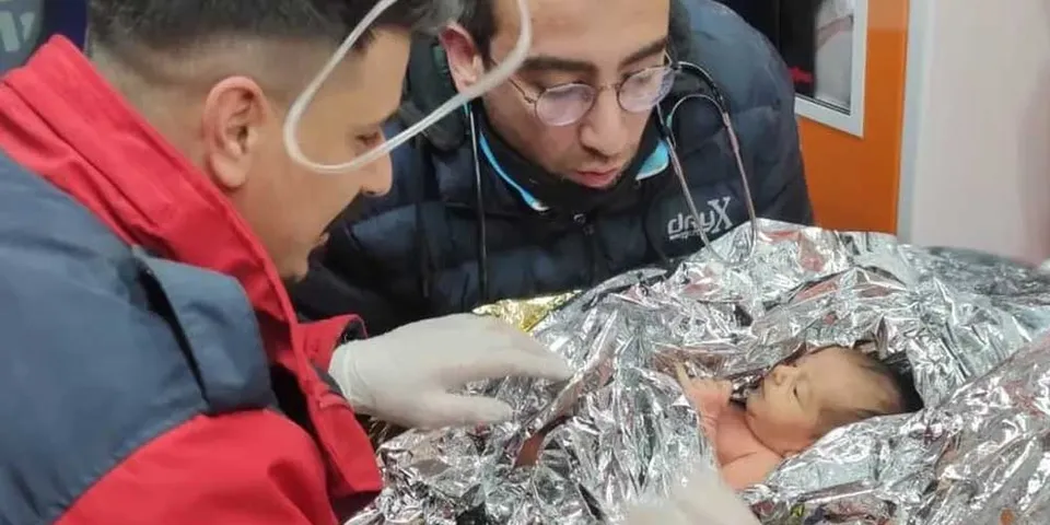 ഇത് അയ, ഭൂകമ്പം ബാക്കിവെച്ച അവശേഷിപ്പുകള്‍ക്കിടയില്‍ രക്ഷാപ്രവര്‍ത്തകര്‍ കണ്ടെത്തിയ കുരുന്ന്; ഇന്ന് അയയെ ദത്തെടുക്കാന്‍ മുന്നോട്ടുവന്നിരിക്കുന്നത് ആയിരങ്ങളാണ്; പേര് അന്വര്‍ത്ഥമാക്കുന്നത് പോലെ അത്ഭുതമാണ് ഈ ബാലിക