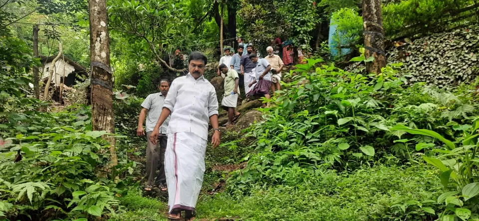 കടനാട് പഞ്ചായത്ത് കയ്യൂർ നാടുകാണിയിൽ ഇന്നലെ രാത്രിയിലെ കനത്തമഴയിൽ ഉരുൾപൊട്ടൽ ഉണ്ടായ സ്ഥലം ജോസ് കെ മാണി എംപി സന്ദർശിച്ചു