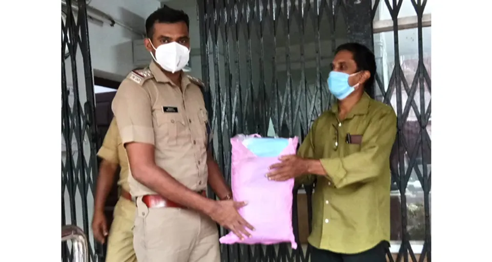 പോലീസ് സ്റ്റേഷനിലേക്ക് മാസ്കും സാനിറ്ററൈസറും നൽകി സമഗ്ര വെൽനസ്സ് എഡ്യുക്കേഷൻ സൊസൈറ്റി