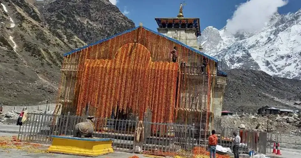 കേദാർ നാഥ് ക്ഷേത്രം തുറന്നു: ആദ്യ പൂജ നടത്തിയത് പ്രധാനമന്ത്രി നരേന്ദ്ര മോദിയ്ക്ക് വേണ്ടി