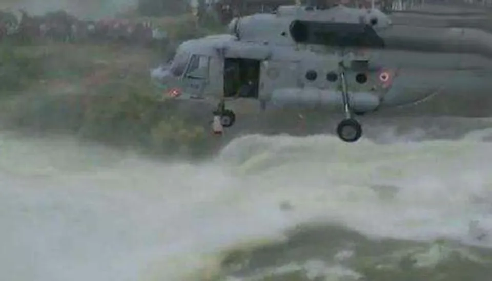 ‘കുത്തൊഴുക്കില്‍പ്പെട്ട് ഒലിച്ചുപോയി, ചെടിയില്‍ പിടിച്ചുക്കിടന്ന് യുവാവിനെ രക്ഷിക്കുന്ന വ്യോമസേന’; വീഡിയോ പുറത്ത്