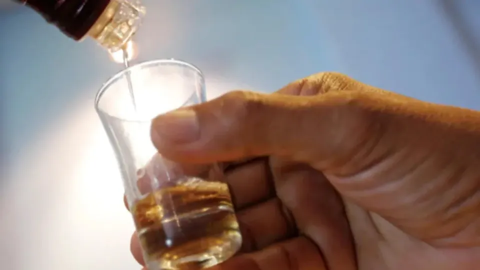 കള്ള് കുടിച്ചാല്‍ കൊറോണ മരിക്കുമോ?; കൊറോണയെ തുരത്താമെന്ന് വിശ്വസിച്ച് മദ്യം അകത്താക്കിയത് 10നും 12 നും ഇടയില്‍ പ്രായമുള്ള അമ്പതോളം കുട്ടികള്‍; ഒഡീഷയില്‍ നിന്നുള്ള വീഡിയോ വൈറലാകുന്നു..!