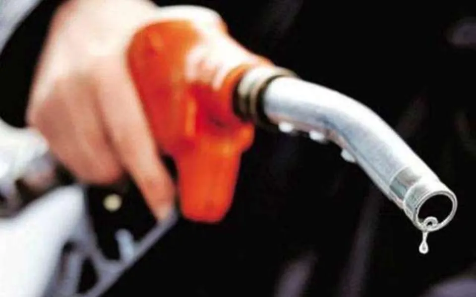 സം​സ്ഥാ​ന​ത്ത് പെ​ട്രോ​ള്‍, ഡീ​സ​ല്‍ ​വി​ല വീ​ണ്ടും വ​ര്‍​ധി​പ്പി​ച്ചു