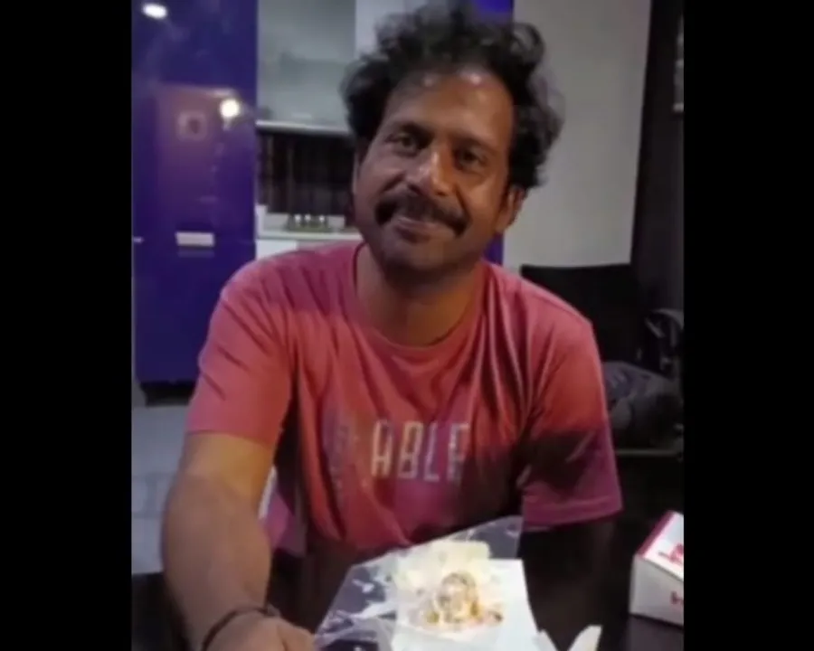 "യൂട്യൂബ് വഴി മലയാളം വായിക്കാൻ പഠിച്ചു!!ഇപ്പോൾ വായിക്കുന്നത് മോഹൻലാലിന്റെ ഗുരുമുഖങ്ങൾ എന്ന പുസ്തകം"!! ഗുരു സോമസുന്ദരം