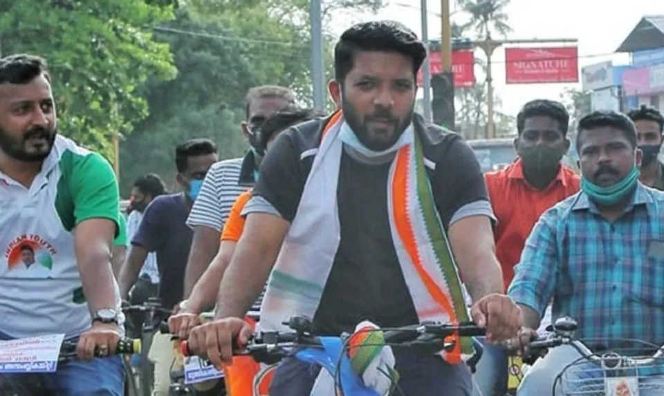 "ഞാനപ്പോഴേ പറഞ്ഞതാ വല്ല പദയാത്രയും മതിയെന്ന്‌'', സൈക്കിൾ റാലിക്കിടെ തളർന്ന് ഷാഫി പറമ്പില്‍ എംഎല്‍എ! ലൈവ് വീഡിയോ ആണെന്ന് അറിഞ്ഞപ്പോള്‍ ഡിലീറ്റ് ചെയ്യാനും ആവശ്യം; സോഷ്യല്‍ മീഡിയയില്‍ ട്രോള്‍മഴ