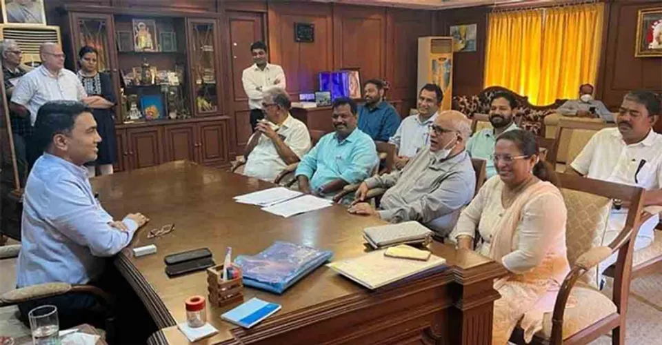 അപരിഷ്കൃത നാളുകളില്‍ തോറ്റ രാജാവിനെ കൊല്ലുകയോ കീഴ്‌പ്പെടുത്തുകയോ ചെയ്ത ശേഷം രാജ്യവും രാജാവിന്റെ ഭാര്യപ്പോലും അടിച്ചുമാറ്റുമായിരുന്നു. ഒടുവിൽ ഗോവയിലെ 8 കോണ്‍ഗ്രസ് എംഎല്‍എമാരുടെ കൂറുമാറ്റം കണ്ടപ്പോൾ അതാണോർമ്മ വരുന്നത്. മറ്റൊരു വിനോദമാണ് ആദായനികുതി, എന്‍ഫോഴ്സ്മെന്‍റ്  റെയ്ഡുകള്‍. റെയ്ഡെല്ലാം പ്രതിപക്ഷത്തിനെതിരെ മാത്രം. എന്നെങ്കിലും ബിജെപിക്ക് അധികാരം നഷ്ടപ്പെടുമെന്നോര്‍ക്കണം. അപ്പോഴും ഈ നിയമമൊക്കെ ഇവിടെയുണ്ടാകുമെന്നും ഓര്‍ക്കണം - നിലപാടിൽ ഓണററി എഡിറ്റർ ആർ അജിത്കുമാർ