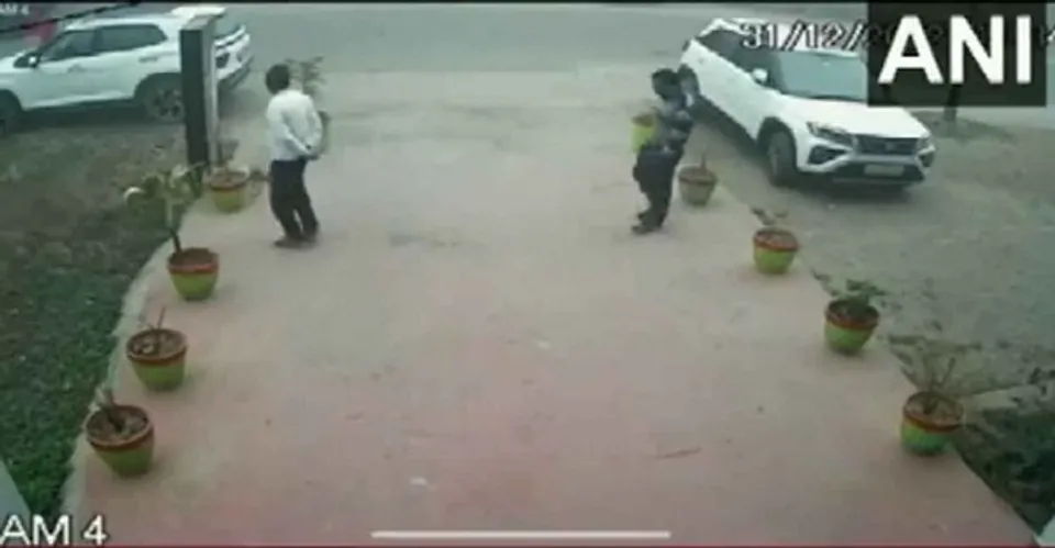 ജിം കഴിഞ്ഞ് കാറിലിരിക്കവേ യുവതിയെ പട്ടാപ്പകല്‍ തട്ടിക്കൊണ്ടു പോകാൻ ശ്രമം; കുതറിയോടി യുവതി! സംഭവം ഹരിയാനയില്‍-വീഡിയോ