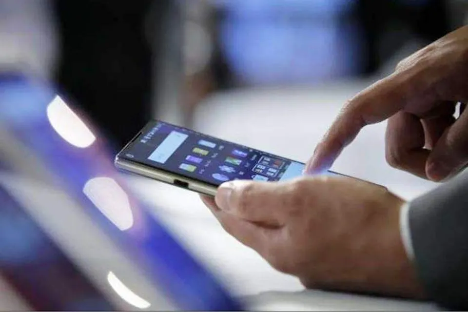 പുതിയ സ്മാര്‍ട്ട് ഫോണുകളും പ്രീമിയം ഓണ്‍ലൈന്‍ ഗെയിമുകളും വാങ്ങാന്‍ 76കാരനായ ഡോക്ടറുടെ അക്കൗണ്ടില്‍ നിന്നും 17 കാരന്‍ തട്ടിയത് ലക്ഷങ്ങള്‍