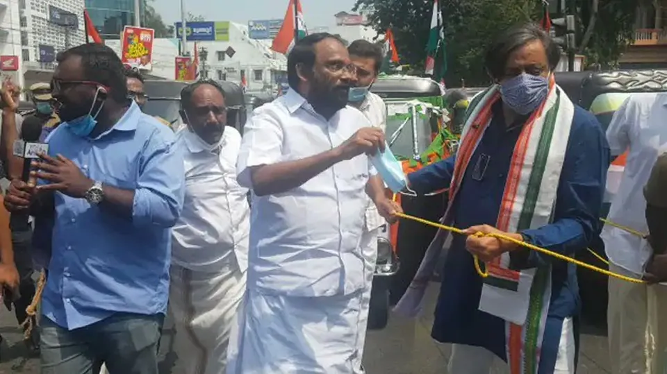 ഇന്ധനവിലയിൽ വേറിട്ട സമരം  ഓട്ടോ കെട്ടിവലിച്ച്. ശശി തരൂർ എം പി .