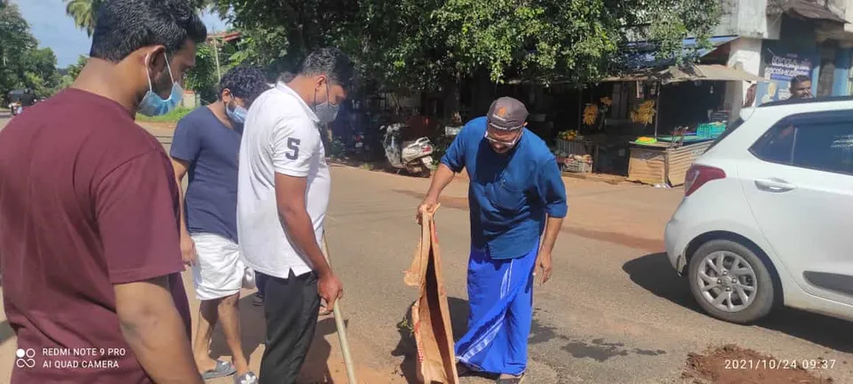 റോഡിലെ അപകട കുഴികൾ അടച്ചു യുവാക്കൾ മാതൃകയായി
